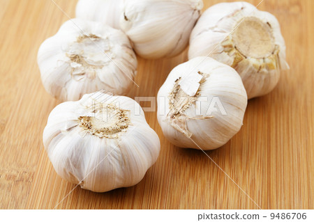 Garlic on wooden plank Garlic on wooden plank 9486706