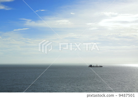 alone ship in blue sea 9487501
