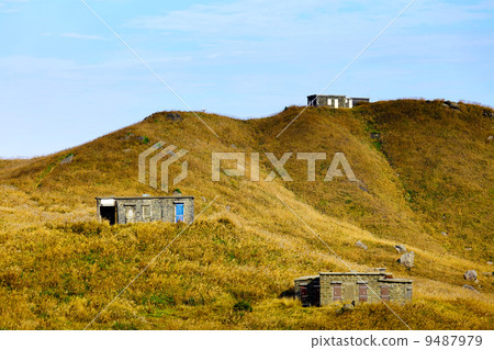 House on mountain 9487979