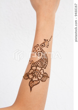 Henna apply on hand 9488167