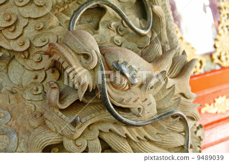 chinese dragon statue in temple 9489039