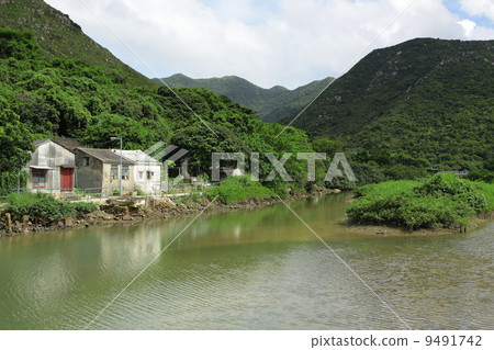 house beside lake house beside lake 9491742