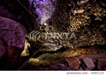Ice Cave 9495119