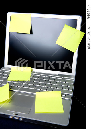 Sticky Note on Computer Sticky Note on Computer 9495644