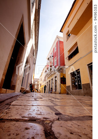 Cobblestone Road 9496383