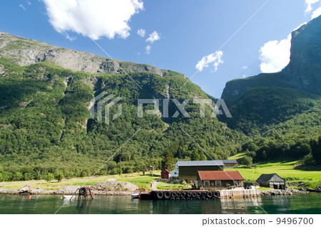 Mountain Fjord Farm 9496700