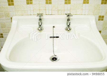Old Fashioned Sink 9498055