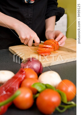 Slicing Tomatoes Detail Slicing Tomatoes Detail 9499125