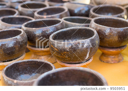 Black alms-bowl 9503951