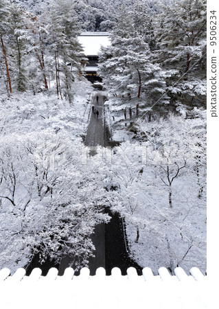 The approach to the hall seen from the Nanzenji Sanmon 9506234