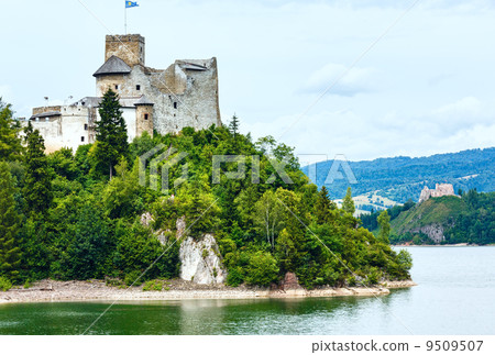Niedzica Castle (or Dunajec Castle) summer view (Poland). 9509507