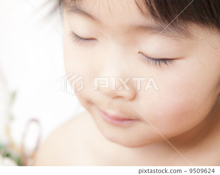 A girl who closes her eyes A girl who closes her eyes 9509624