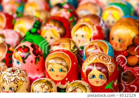 Colorful Russian nesting dolls at the market Colorful Russian nesting dolls at the market 9512129