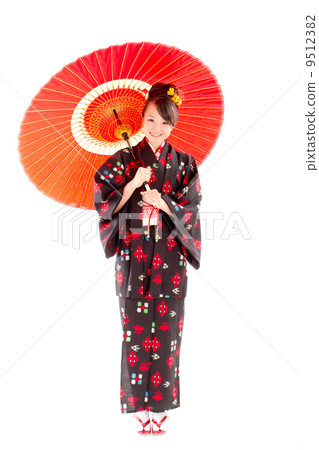 一個漂亮的日本女孩，穿著一把紅傘，穿著和服 9512382