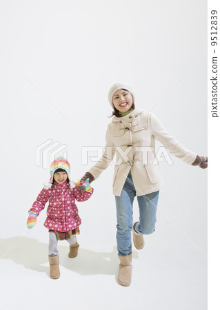 握手的父母和孩子手 握手的父母和孩子手 9512839