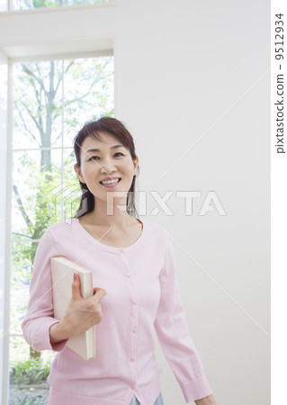 A woman with a book 9512934