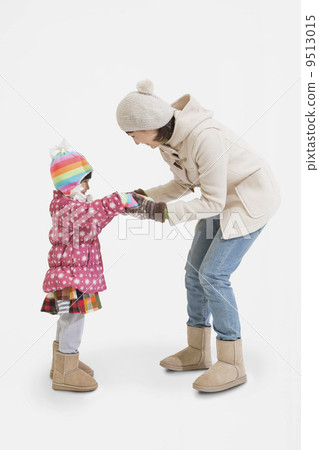 Parent-child holding hands opposite each other 9513015