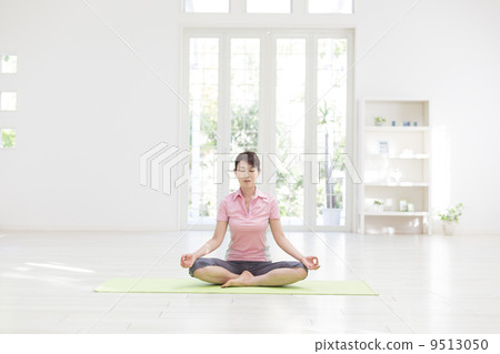 Women who do yoga Women who do yoga 9513050