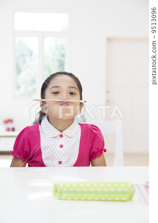 拿著鉛筆的女孩在鼻子下 9513096