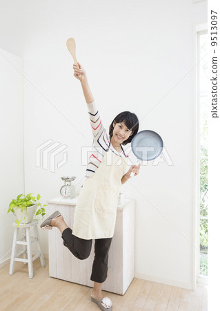 拿著煎鍋和小鏟的婦女 拿著煎鍋和小鏟的婦女 9513097