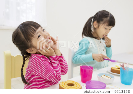 Sister to eat snack 9513158