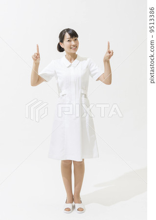 A nurse pointing to a finger 9513386