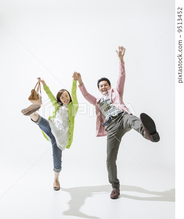 微笑與提高一條腿的夫婦 9513452