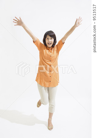 一個女人牽著兩隻手 9513517