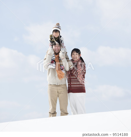Families who play shoulders on snowy fields 9514180