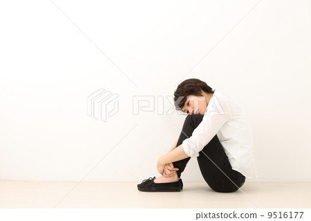 A woman sitting in gym 9516177