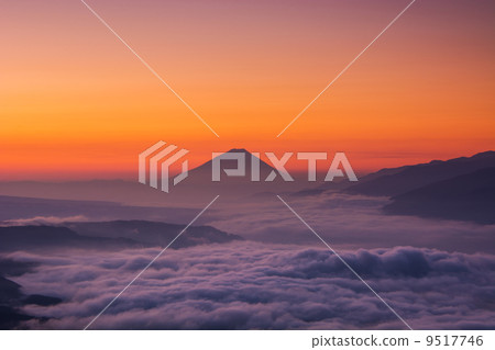 雲海和富士山在晨曦中 雲海和富士山在晨曦中 9517746