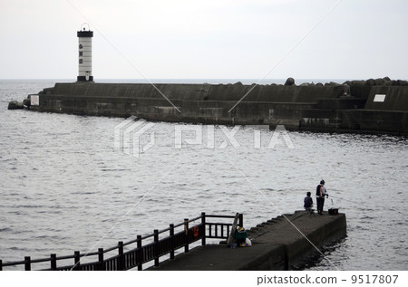 防波堤的漁夫 防波堤的漁夫 9517807