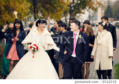 Newlyweds walking 9518219