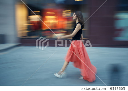 Woman walks 9518605