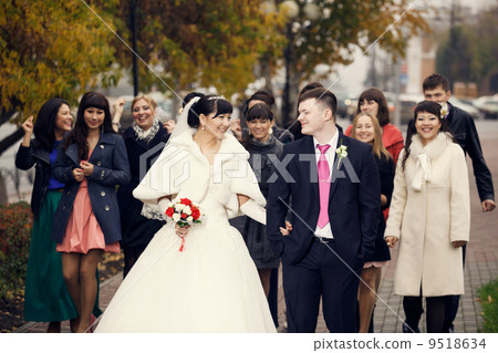 Newlyweds walking 9518634