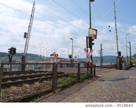German railroad crossing (Rüdesheim) German railroad crossing (Rüdesheim) 9518643
