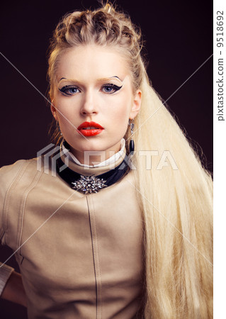 Beautiful fashion woman Beautiful fashion woman 9518692