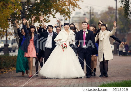 Newlyweds walking 9518919