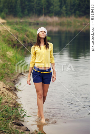Woman walks 9519453