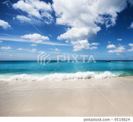 Beautiful tropical beach and blue sky Beautiful tropical beach and blue sky 9519824