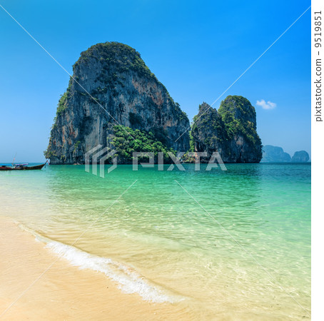 Clear water and blue sky. Phra Nang beach, Thailand 9519851