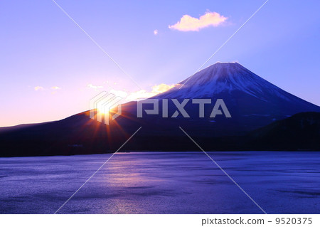 Sunrise of Lake Motosu Sunrise of Lake Motosu 9520375