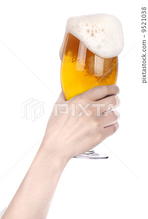 beer with hand making toast 9521038