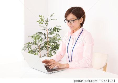 Watch laptop PC wearing glasses 9521081