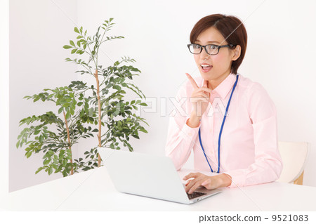 Watch laptop PC wearing glasses 9521083