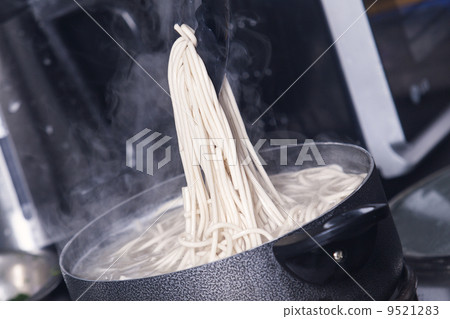 Boiling water with noodles in the pan 9521283