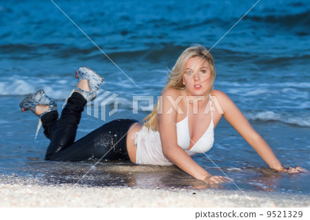 Attractive young blond woman Attractive young blond woman 9521329