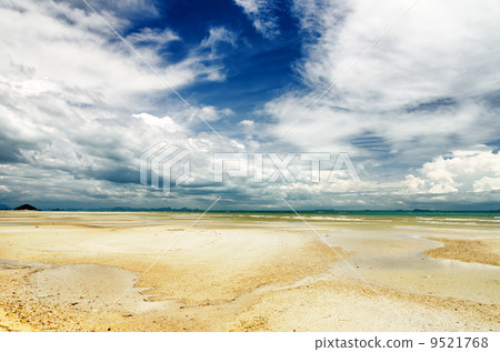 Beautiful sky and beach at low tide 9521768