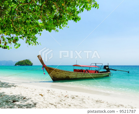 Clear water and blue sky 9521787