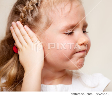 Girl has a sore ear 9523359